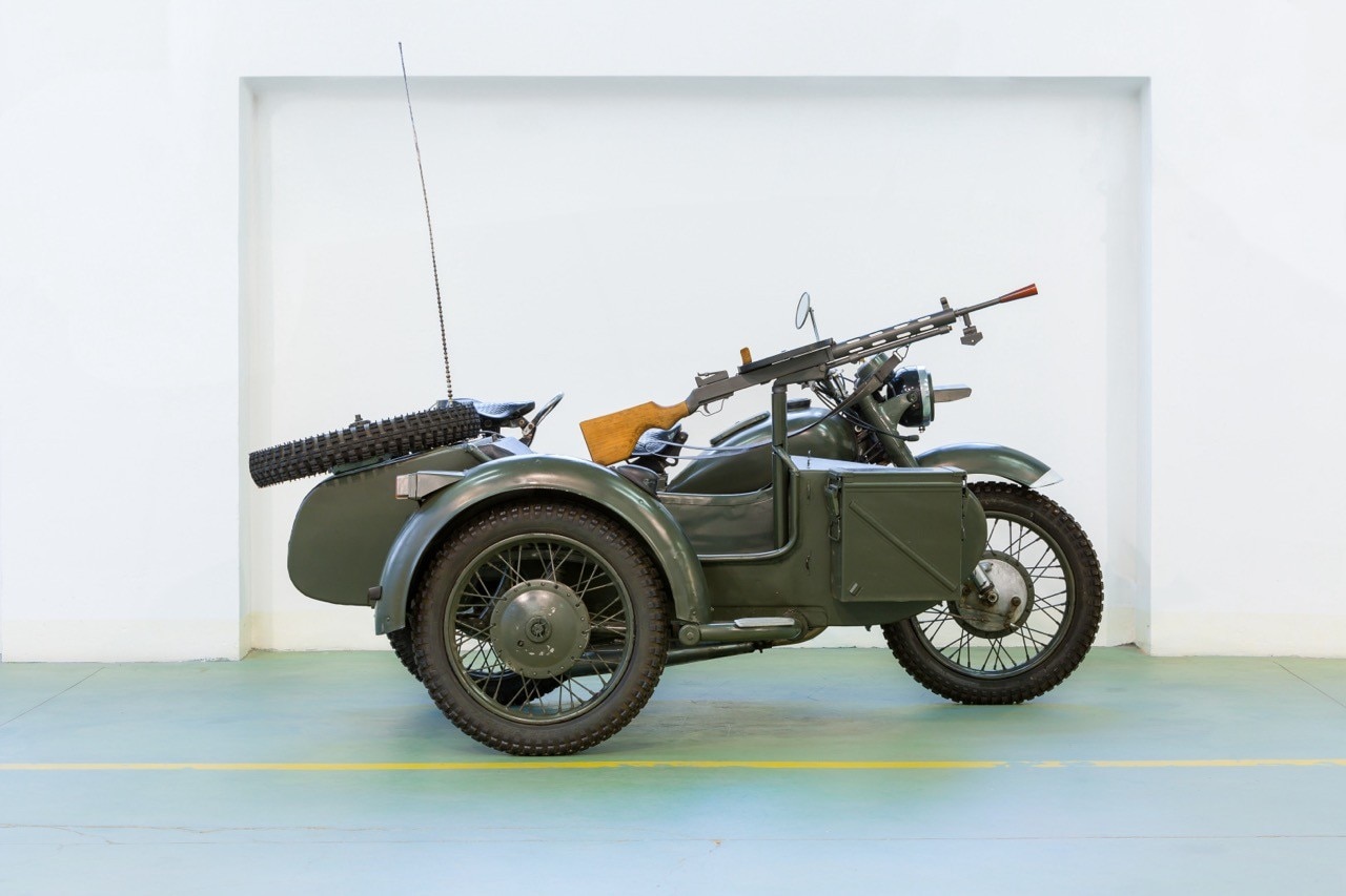 <div class='descrGalleryTitle'>Sidecar militare Dnepr</div><div class='descrGalleryText'><p>Sarà forse più difficile da sfruttare oggi rispetto ad altre moto, ma un sidecar militare, per gli appassionati del genere, può avere un grande fascino. È un Dnepr costruito negli anni ’50 nell’<b>ex Unione Sovietica</b>, per la precisione in Ucrania. Il motore è un bicilindrico 650 cc boxer da 36 cavalli; viene venduto in <b>allestimento “da guerra”</b>, con radio, fanali supplementari e una finta mitraglietta per meglio rendere quale fosse il suo scopo. La stima degli esperti si attesta sui 5.000 euro.</p>
</div>